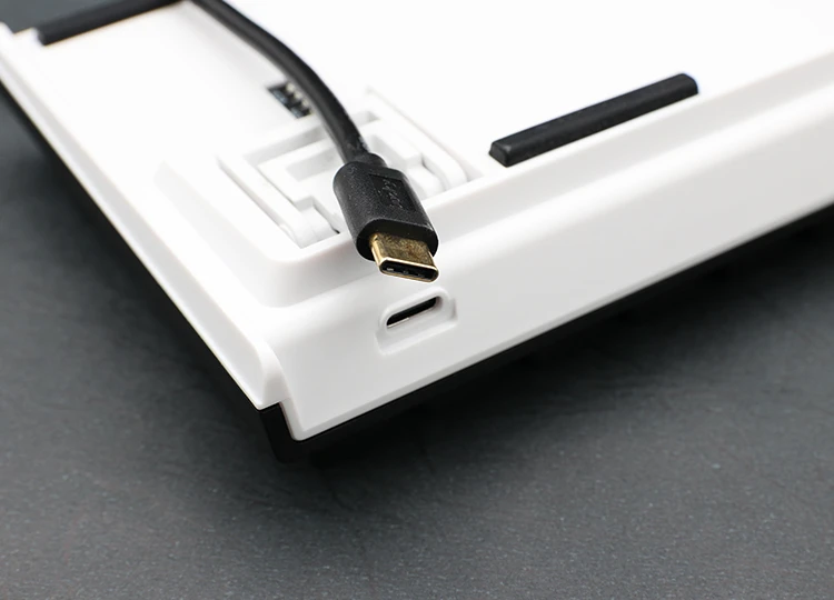 接线分离设计,可以选择喜爱的线材使用。介面采用USB Type-C介面支援正反插,使用更加方便。采用USB HID协定中最高频率的1000Hz传递讯号,即每1ms就能传递讯号给电脑端。